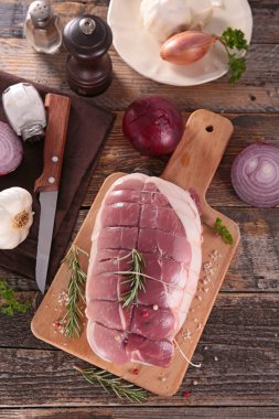 pişmemiş domuz eti