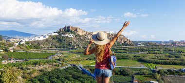 Kaleye ve Salobrena, İspanya, Granada 'daki beyaz evlere hayran olan turist kadın