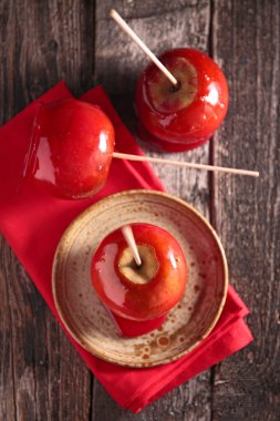 karamelli şeker elma