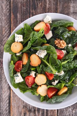 croutons ıspanak salatası