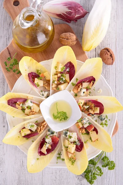 Salada de chicória com molho — Fotografia de Stock