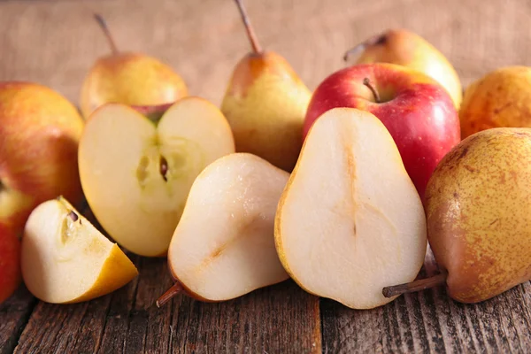 Pere și mere proaspete — Fotografie, imagine de stoc