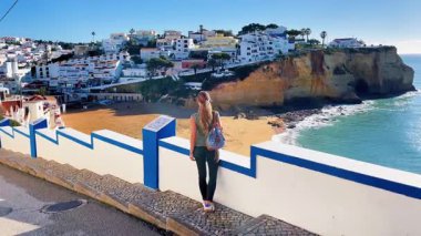 Portekiz 'in panoramik manzarasına bakan kadın turist