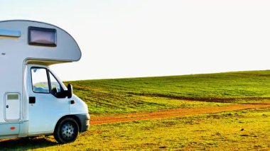 karavan, karavan kırsalda, yolculuk, tatil, özgürlük konsepti