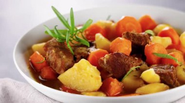 fırında biftek ve soslu havuç.