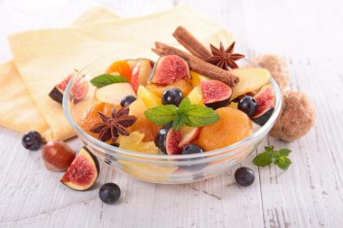 çeşitli meyve salatası