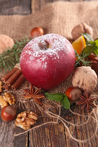 Christmas apple and spices — ストック写真