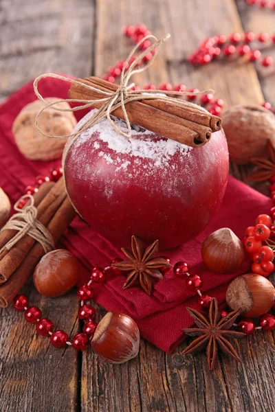 Christmas apple and spices — 图库照片