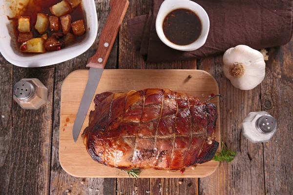Kavrulmuş domuz patates ve sos ile — Stok fotoğraf