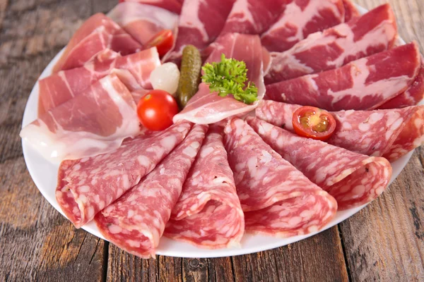 Speck, Salami, Schinken — Stockfoto