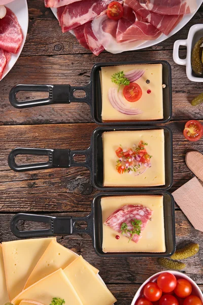 Sýr raclette s lahůdkami — Stock fotografie