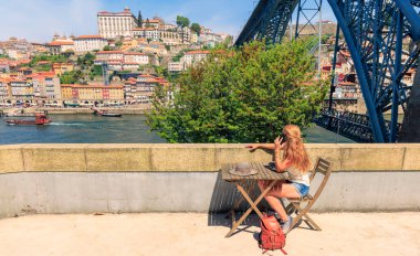Portekiz, Porto 'da telefon başında oturan kadın turist.