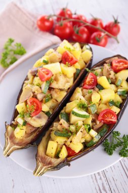 sebzelerle dolu patlıcan (patates, kabak ve domates))
