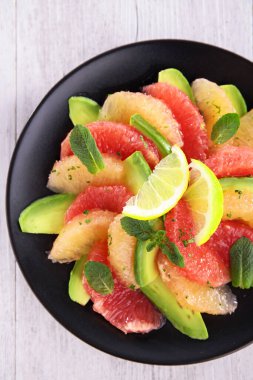 avokado ve greyfurtlu vejetaryen salatası.