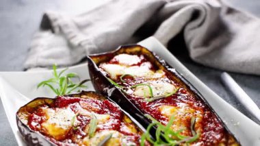 Domatesli ızgara patlıcan ve mozzarella.