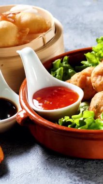 Çin yemeği, börek, börek, soslu samosa.