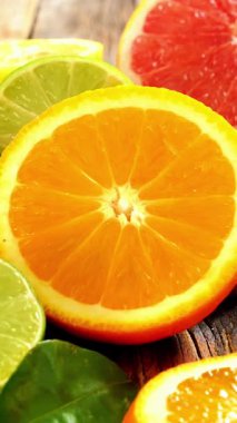 Tahta masada dilimlenmiş taze narenciye.