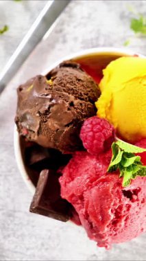 Renkli dondurma kepçeleri ve nane şekeri, üst manzara.