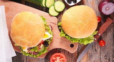 Öğlen yemeği için sağlıklı sandviç, domatesli ekmek, yumurta, ton balığı, salatalık ve zeytin.