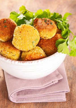 Beyaz kasede ev yapımı vejetaryen kroketler.