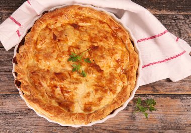 Köy ahşap masa üzerinde etli turta, üst manzara.