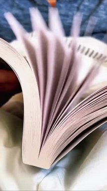 Sayfaları çeviren çocukla kitabı kapat. Dikey video