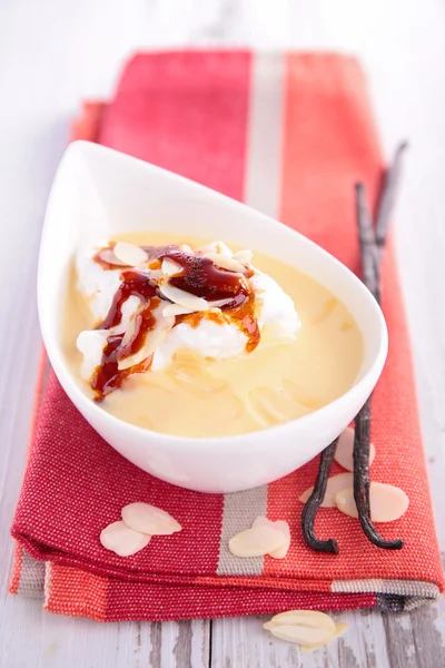 Postre francés, isla flotante — Foto de Stock