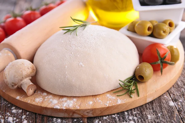 Aluat de pizza și ingrediente — Fotografie, imagine de stoc