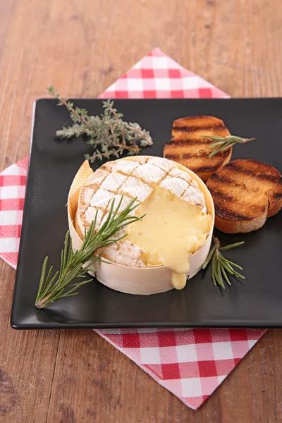 Baked camembert with bread — Stock Photo, Image