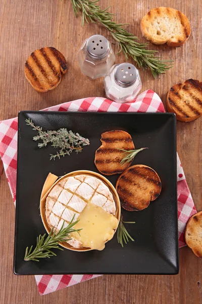 Camembert al horno con pan —  Fotos de Stock