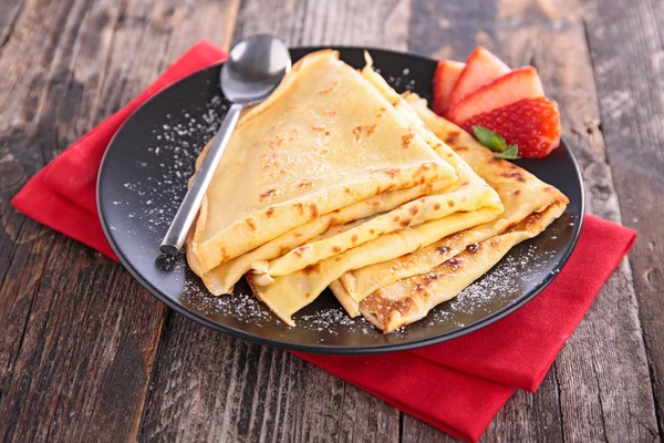 Crepe pancakes and strawberries — Stock Photo, Image