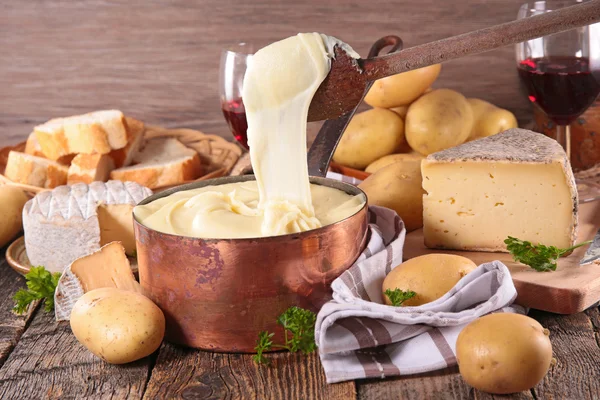 Fondue de queso con ingredientes —  Fotos de Stock