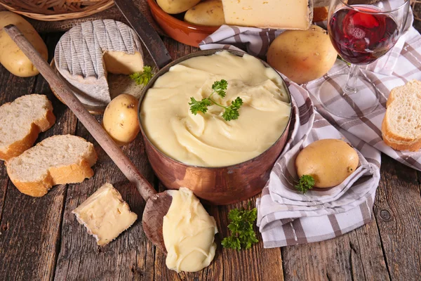 Fondue au fromage avec ingrédients — Photo