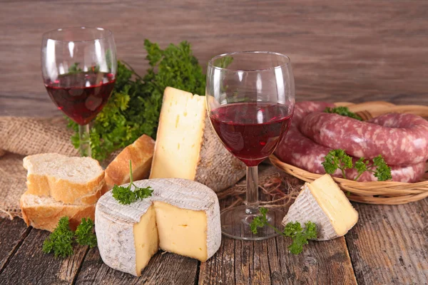 Vinho, queijo, pão, salsichas — Fotografia de Stock