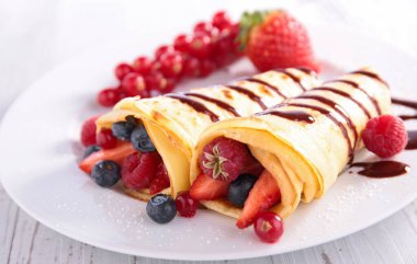 Lezzetli taze meyveli ev yapımı Fransız krepleri.