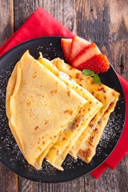 Lezzetli ev yapımı Fransız krepleri, üst manzara.