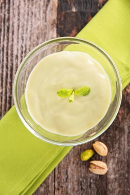 Çam fıstıklı kremalı tatlı.