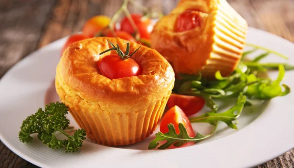 Peynirli ve domatesli lezzetli kek.