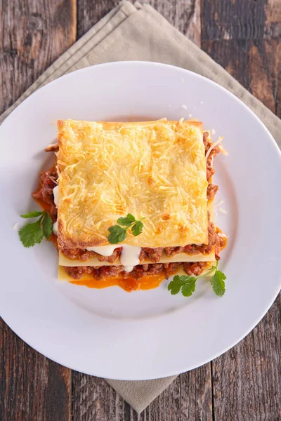 sığır eti ve peynir ev yapımı lazanya.