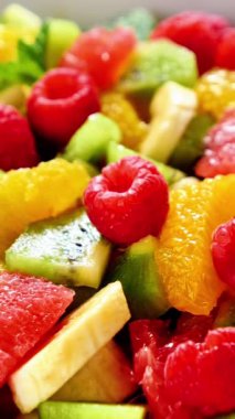 Taze meyve salatası, dikey video.