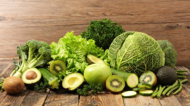 Yeşil sebze çeşitleri (marul, brokoli, avokado, fasulye, salatalık...) Detoks diyeti, sağlıklı beslenme, antioksidan