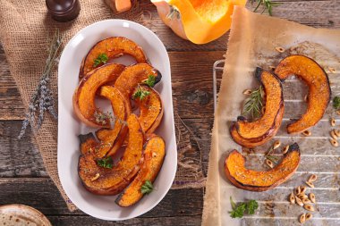 Bitkilerle pişirilmiş kabak.