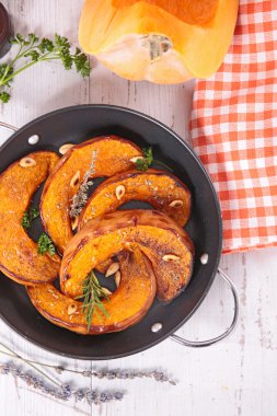 Bitkilerle pişirilmiş kabak.