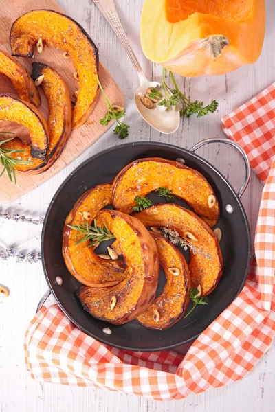 Calabaza al horno con hierbas — Foto de Stock