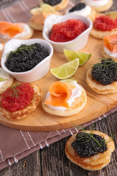 Tartina con salmone e caviale — Foto Stock