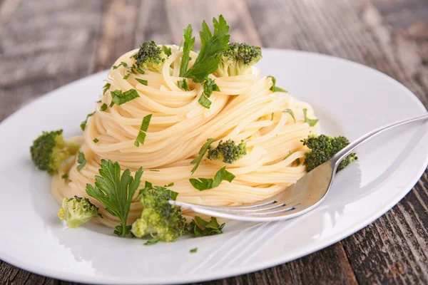 Makaron spaghetti i brokuły — Zdjęcie stockowe