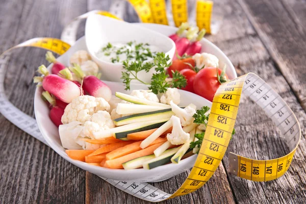 Salade en saus met tape meter — Stockfoto