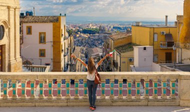 Sicilya 'da gezgin bir kadın Caltagirone şehrinin tadını çıkarıyor.