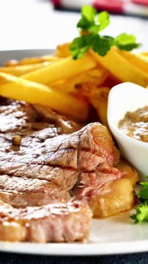 Kızarmış biftek, patates kızartması ve biber sosu, dikey video.