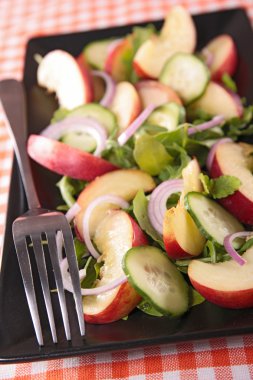 salatalık ve şeftali salatası